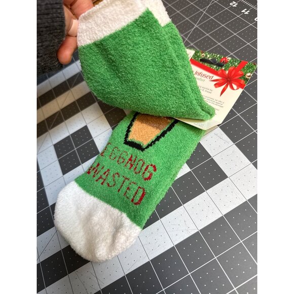 Airplus Aloe Infused Ultra Comfort Socks "Eggnog Wasted" Design Green & White - Picture 4 of 4